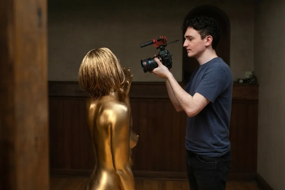 Cameraman filmt een scène uit de bekroonde film Truly Naked