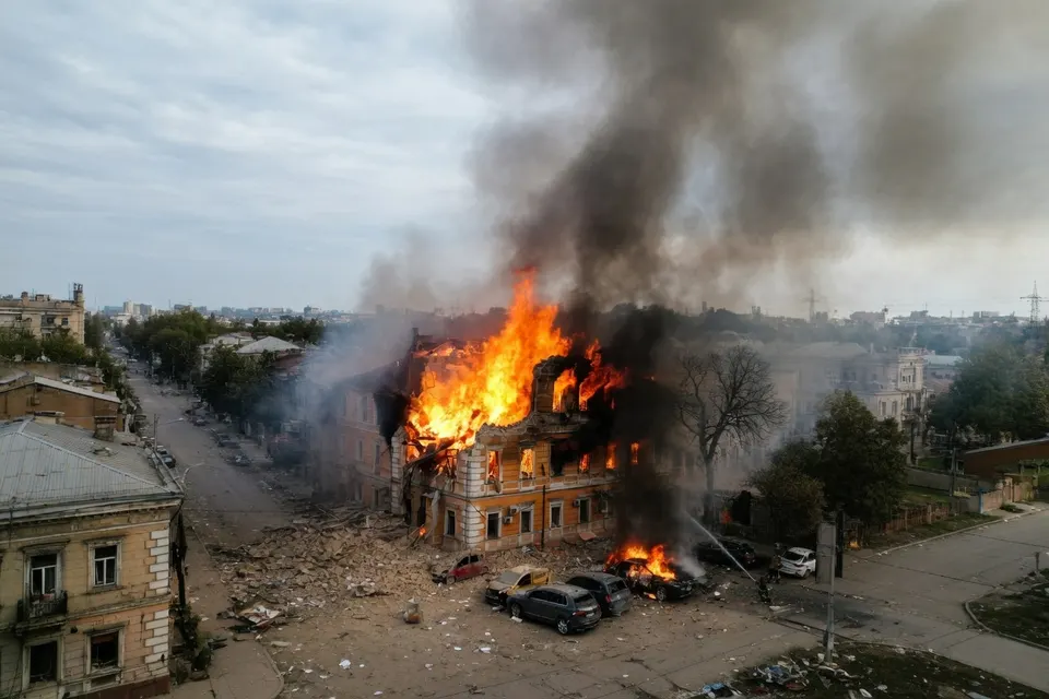 Een gebouw in Kyiv staat in brand na een Russische drone- of raketaanval