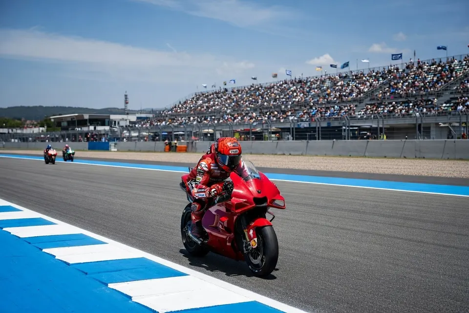 Marc Márquez rijdt tijdens de sprintrace van de MotoGP in Japan