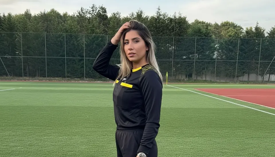Een vrouwelijke scheidsrechter op een voetbalveld