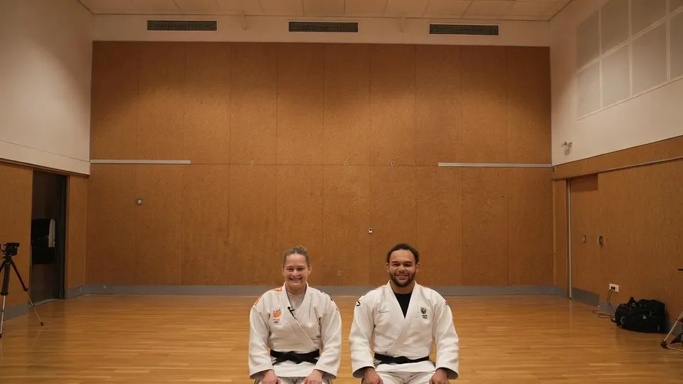 Joanne van Lieshout en Simeon Catharina in judopak in een trainingszaal