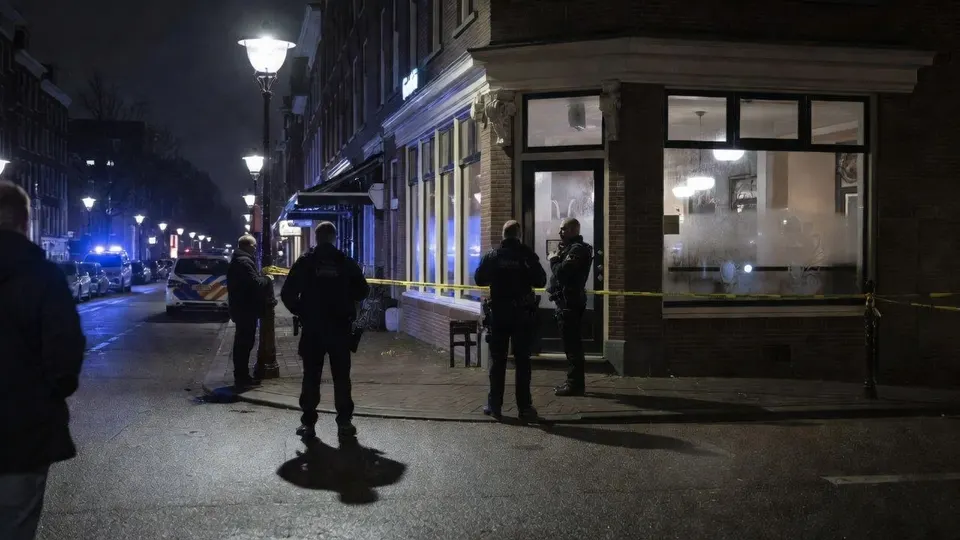 Politie doet onderzoek bij de horecagelegenheid aan de Amstelveenseweg in Amsterdam