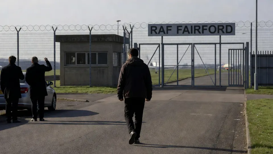 Politie bij de ingang van de Britse luchtmachtbasis RAF Fairford
