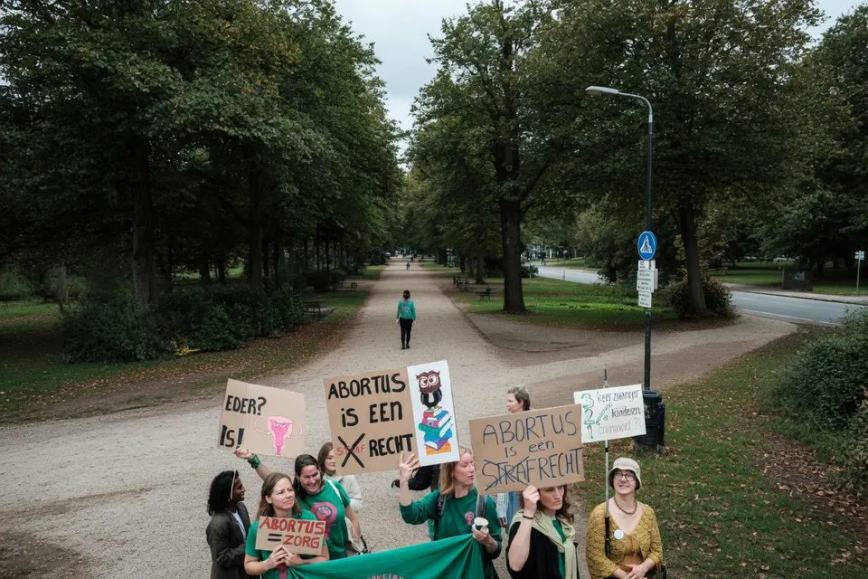 Betogers met protestborden voor abortus tijdens een demonstratie
