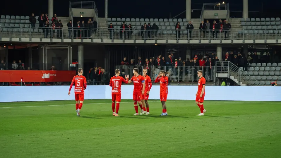 Spelers van Almere City vieren de 1-0 overwinning op FC Volendam