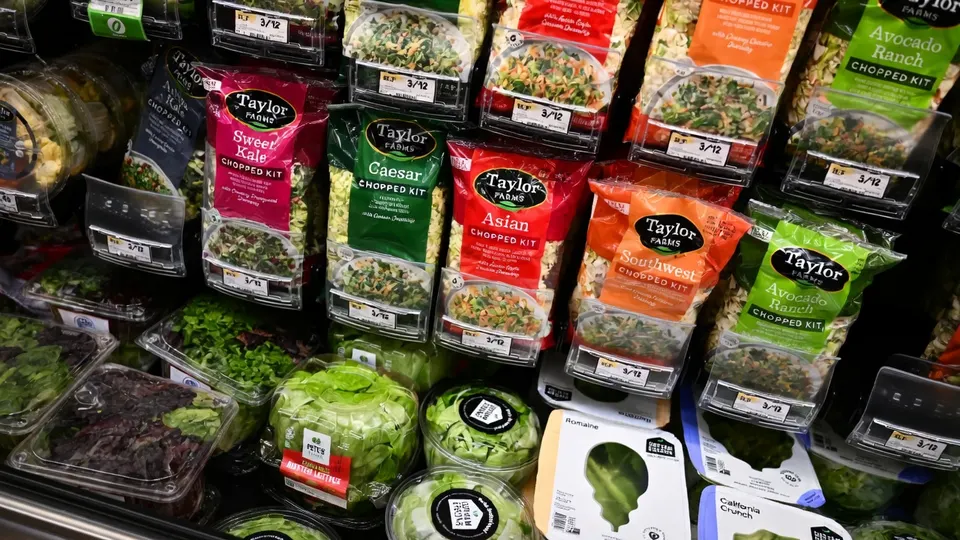 Verpakkingen met gesneden sla van Taylor Farms in een supermarkt