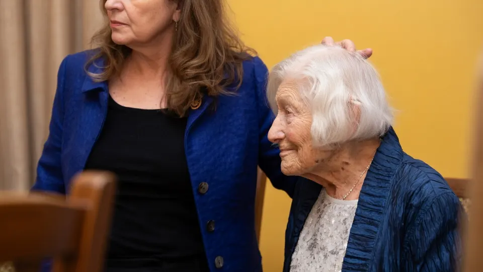 Holocaust-overlevende Irene Butter tijdens een bijeenkomst in de Verenigde Staten