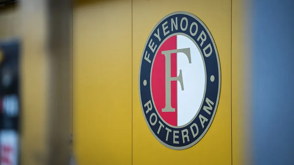 Het logo van Feyenoord op sportcomplex Varkenoord