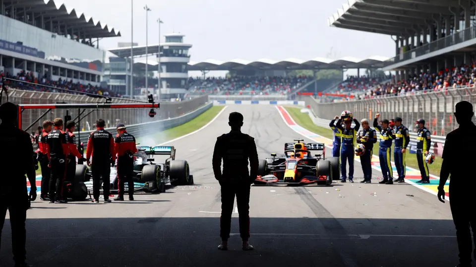 Formule 1-auto's staan klaar in de pitstraat tijdens de Grand Prix van Maleisië