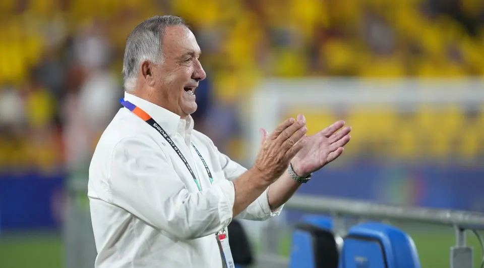 Dick Advocaat klapt tijdens de wedstrijd van Curaçao