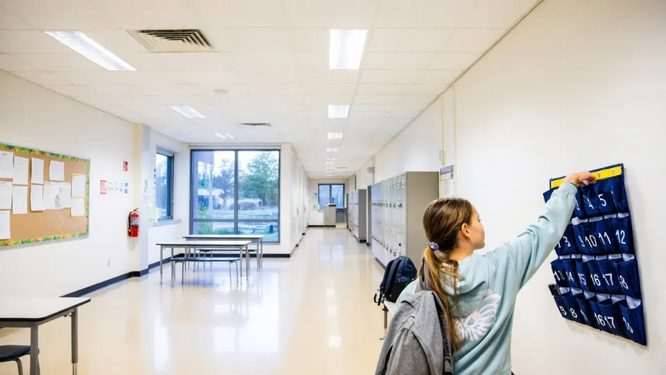 Leerling hangt haar telefoon op in een telefoonzak op school