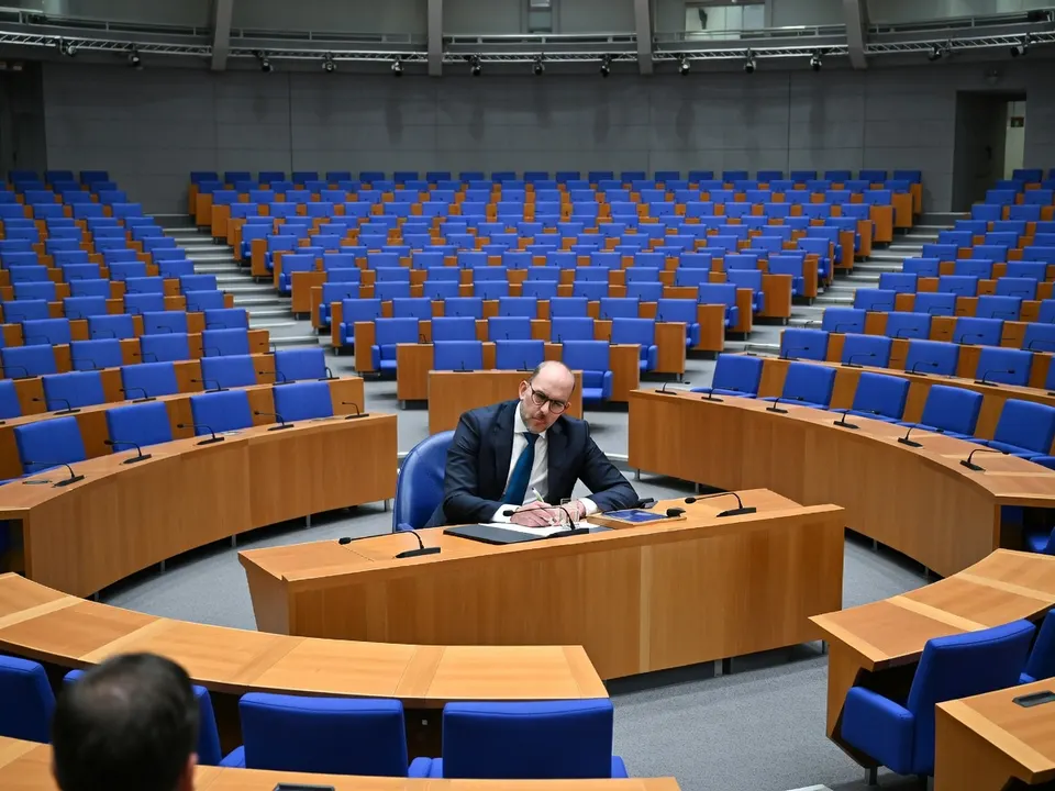 De Tweede Kamer, waar het debat over de opvang van asielzoekers plaatsvindt