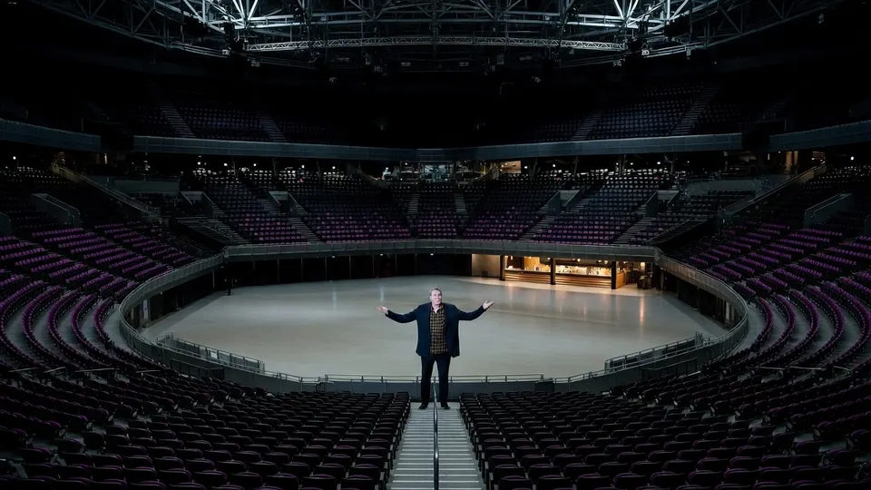 Componist George Fenton in een vrijwel lege arena