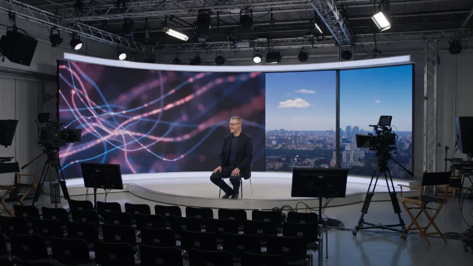 Belgische onderzoeker Francis Halzen zit in een televisiestudio na het winnen van de Nobelprijs voor de Natuurkunde
