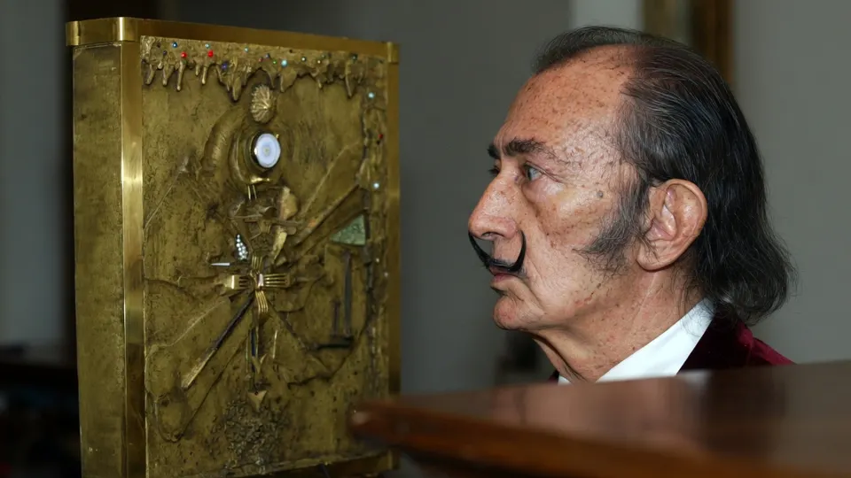 Salvador Dalí naast de bronzen omslag van het gestolen kunstboek De Apocalyps