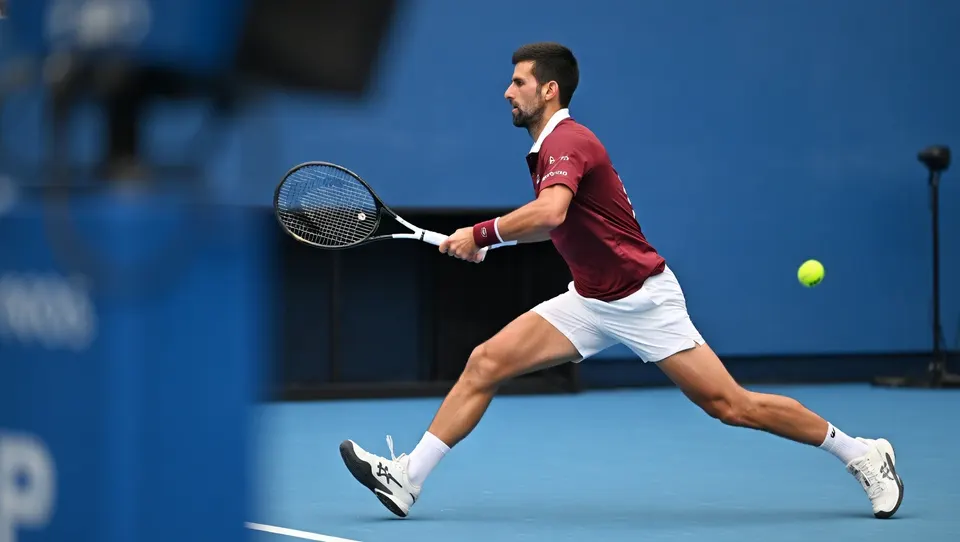 Novak Djokovic in actie tijdens de finale van het China Open