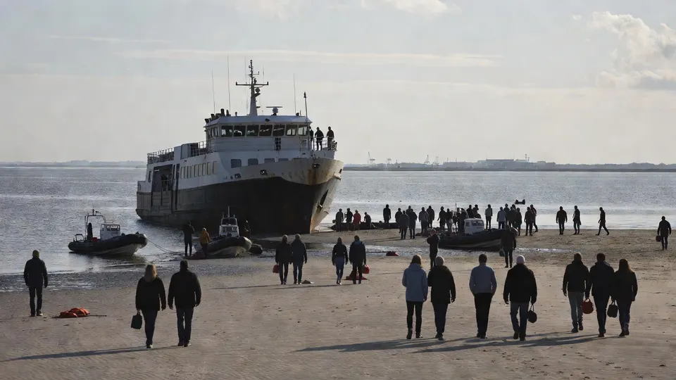 Passagiers worden na de evacuatie van een vastgelopen schip bij Breskens aan land gebracht