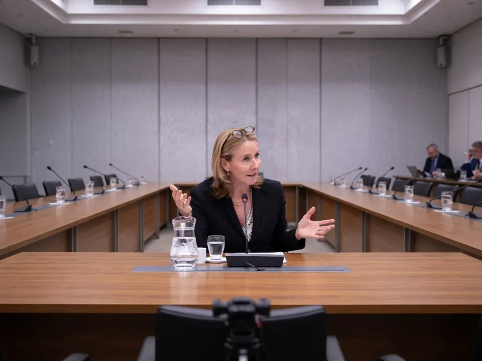 Klimaatminister Stientje van Veldhoven tijdens een overleg over de verplichting voor meer groen gas