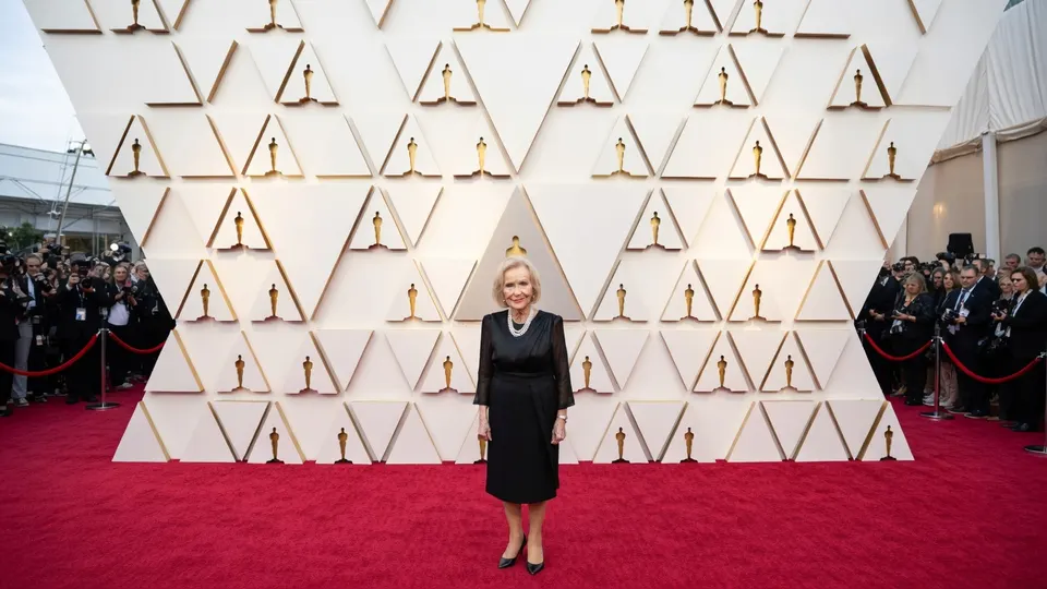 Eva Marie Saint op de rode loper tijdens de Oscars
