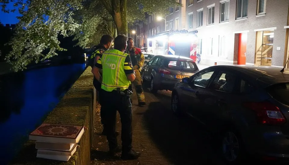 Agenten bij het appartementencomplex aan de Noordwal in Den Bosch na een brand