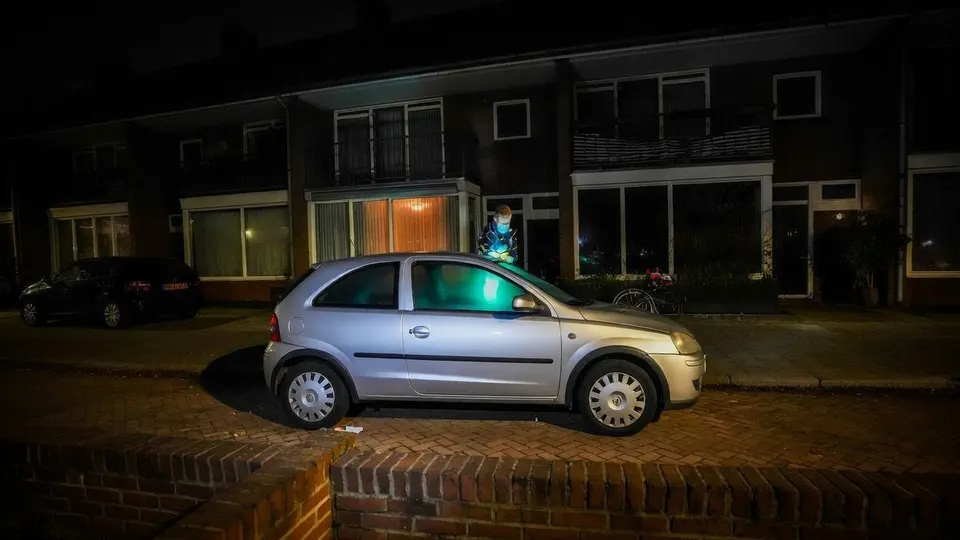 De auto in Eindhoven waarvan de voorruit zwaar beschadigd raakte door een explosie
