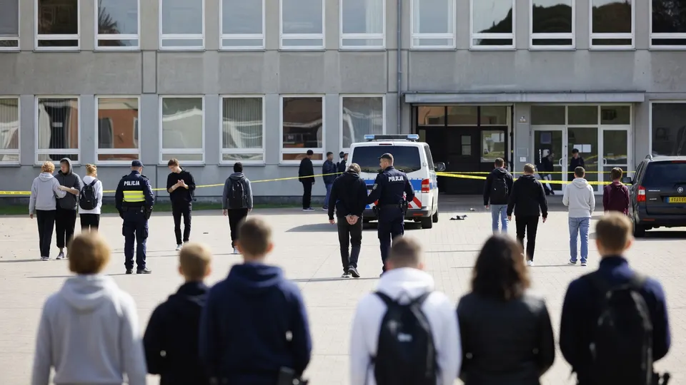 Politie en omstanders bij de school in Ostroleka waar een steekpartij plaatsvond