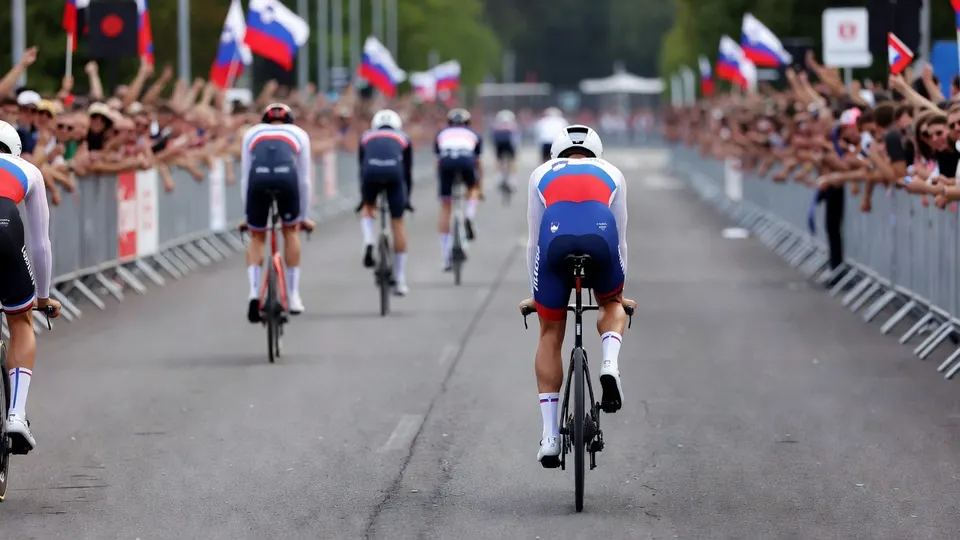 Wielrenners rijden onder toeziend oog van publiek over het parcours in Slovenië