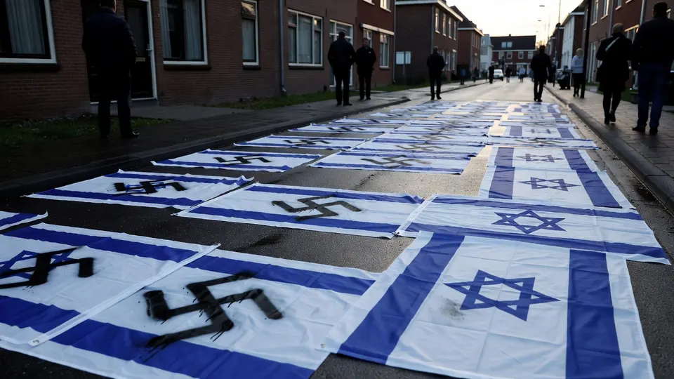 Met hakenkruizen bekladde Israëlische vlaggen op straat in Nieuw-Lekkerland