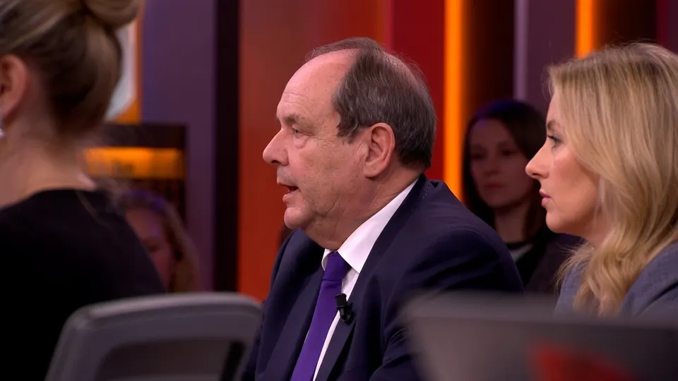 Minister Hans Vijlbrief aan tafel bij talkshow Renze