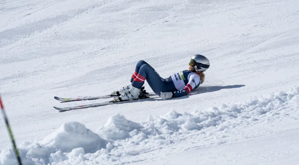 Lindsey Vonn valt tijdens een afdaling op de piste