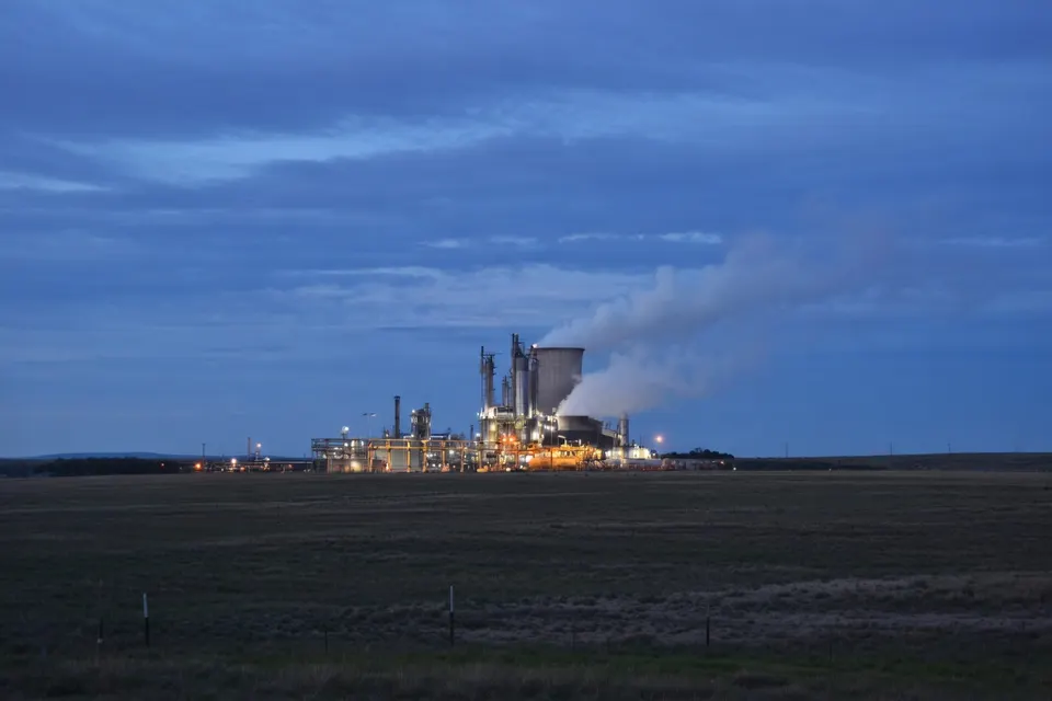Chemiebedrijf OCI bij avondlicht, met rook boven het industriële complex