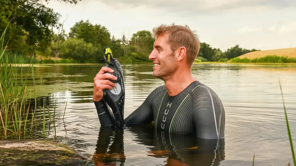 Maarten van der Weijden staat met een zwembril in het water