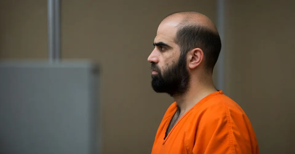 Nidal Hasan in een oranje gevangenisuniform