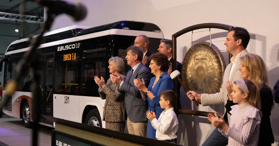 Ebusco presenteert een elektrische bus tijdens een evenement