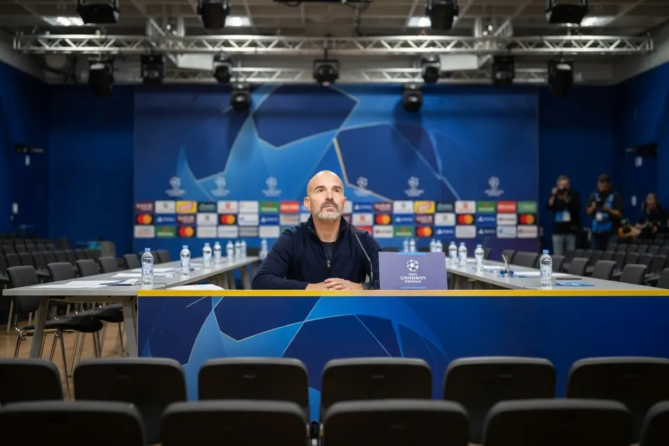Manchester City-trainer Enzo Maresca tijdens zijn persconferentie