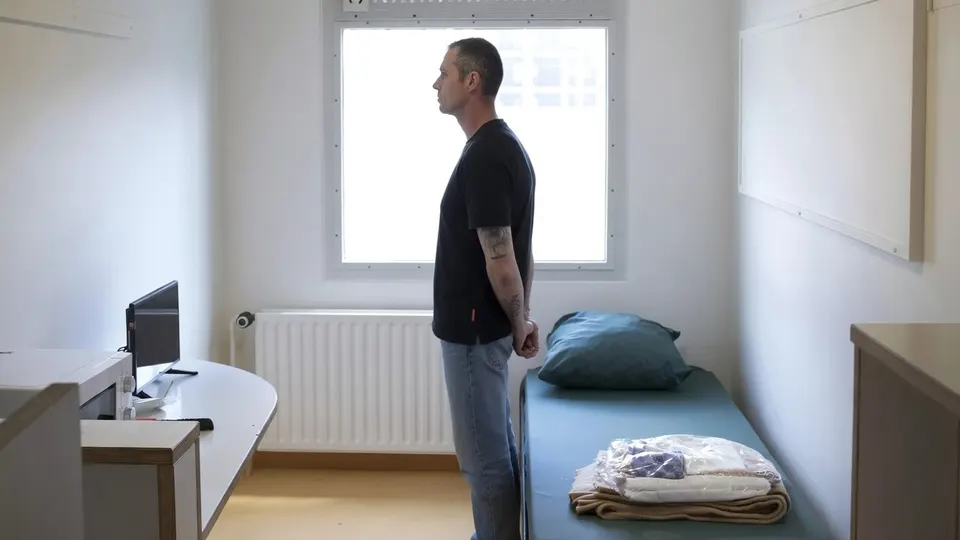 Een vrijgelaten terrorismeverdachte in een kamer met elektronisch toezicht