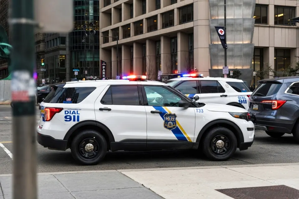 Politieauto's van de Philadelphia Police Department in het centrum van Philadelphia