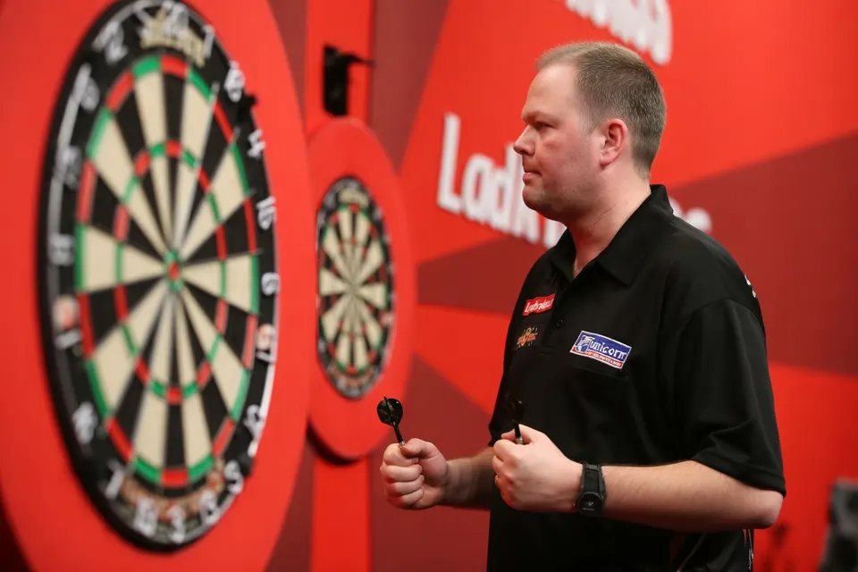 Raymond van Barneveld tijdens het Euro Tour-toernooi in Bazel