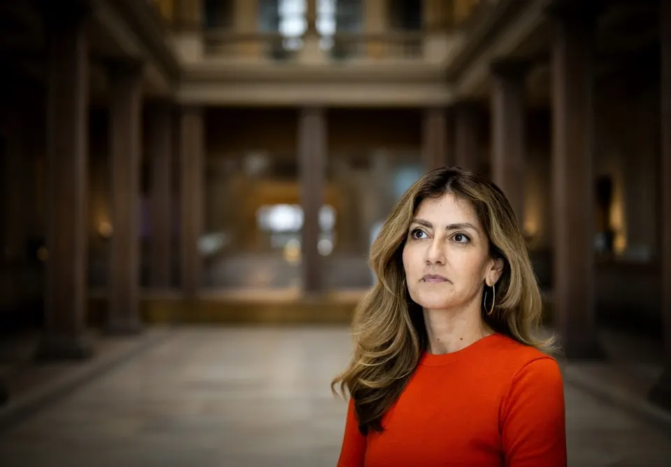 VVD-leider Dilan Yesilgöz in een regeringsgebouw