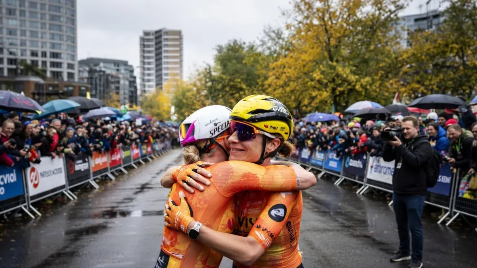 Marianne Vos viert haar wereldtitel gravel met een omhelzing na de finish