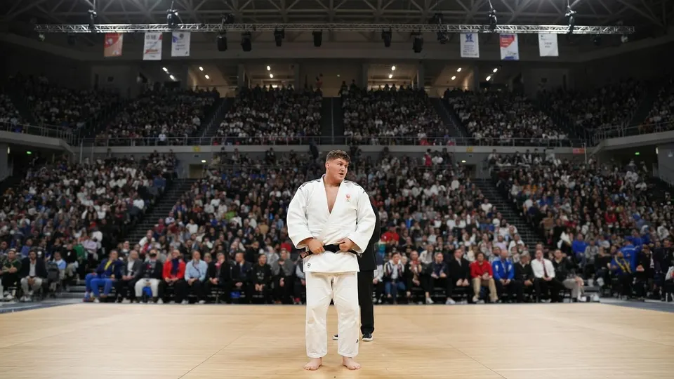 Jur Spijkers staat op de tatami tijdens het WK judo in Bakoe