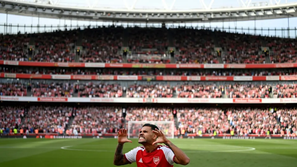 Riccardo Calafiori viert de comeback van Arsenal tegen Leeds United
