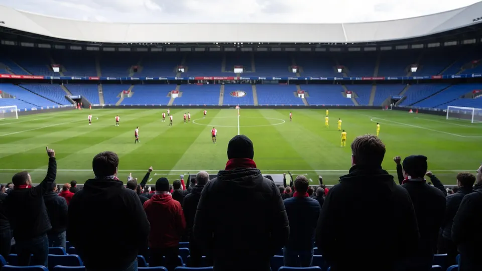 Supporters kijken naar Feyenoord tegen AZ in De Kuip