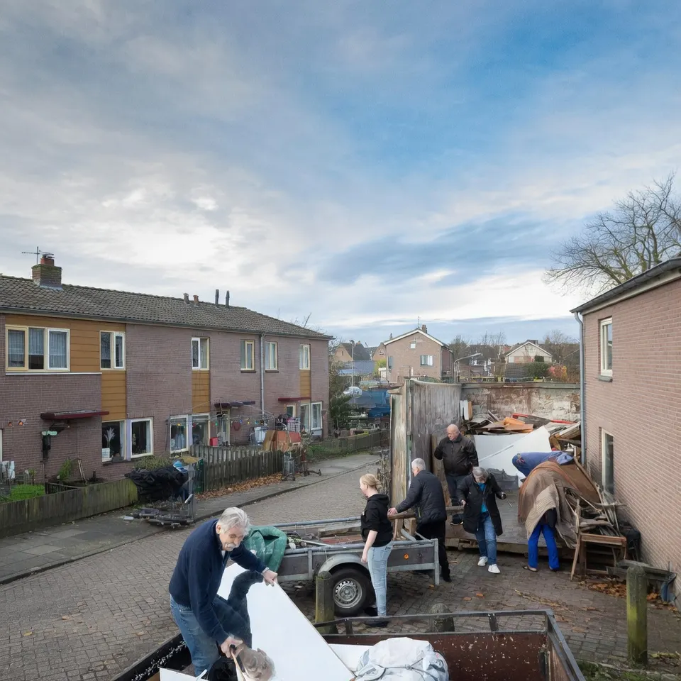 Buurvrouw Shivarna Mitra ruimt schade op na de sloop van de aangrenzende woning in Leeds