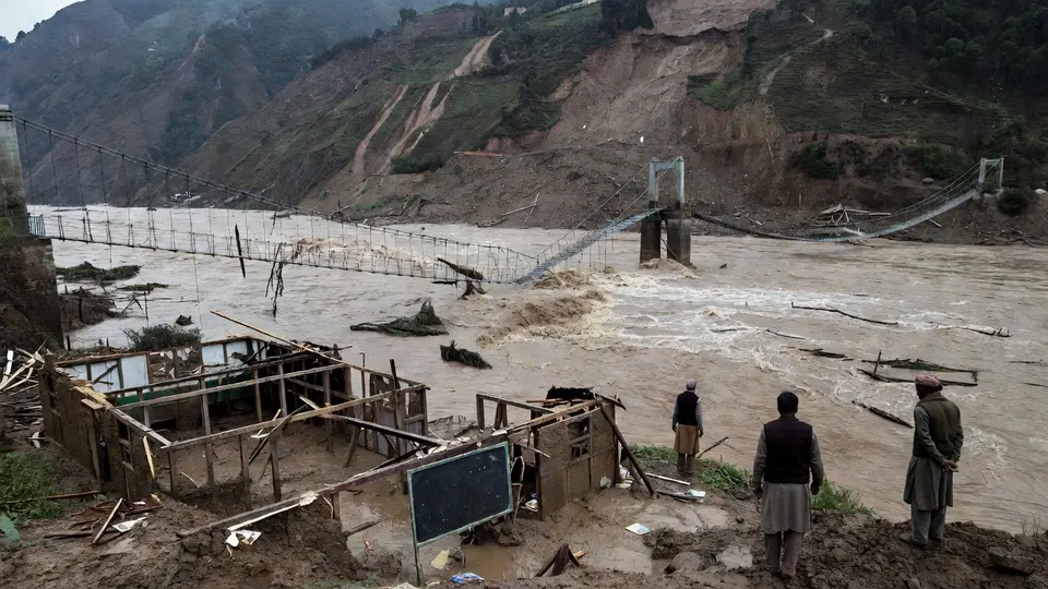 Bewoners kijken toe bij een verwoeste hangbrug over de Budhi Gandaki-rivier in Nepal