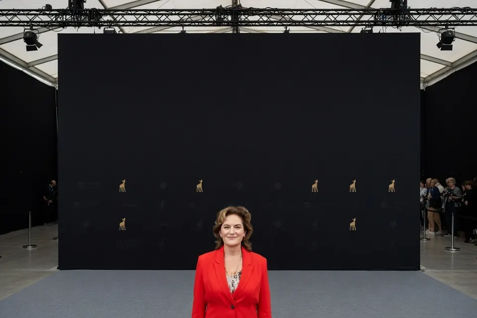 Maike Meijer bij de première van de komedie Wen er maar aan