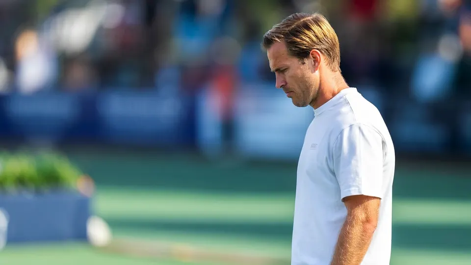Jeroen Hertzberger, hoofdtrainer van Rotterdam, kijkt toe tijdens een wedstrijd