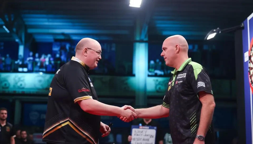 Michael van Gerwen en Andrew Gilding schudden elkaar de hand na hun partij op de World Matchplay