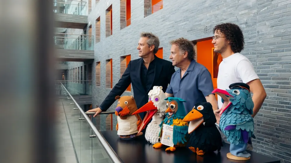 De makers van de nieuwe Fabeltjeskrant-serie poseren met de bekende poppenfiguren
