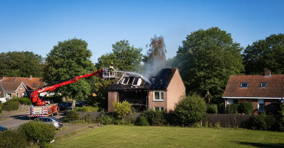 Brandweer blust een woningbrand aan de Potsmaat in Doesburg